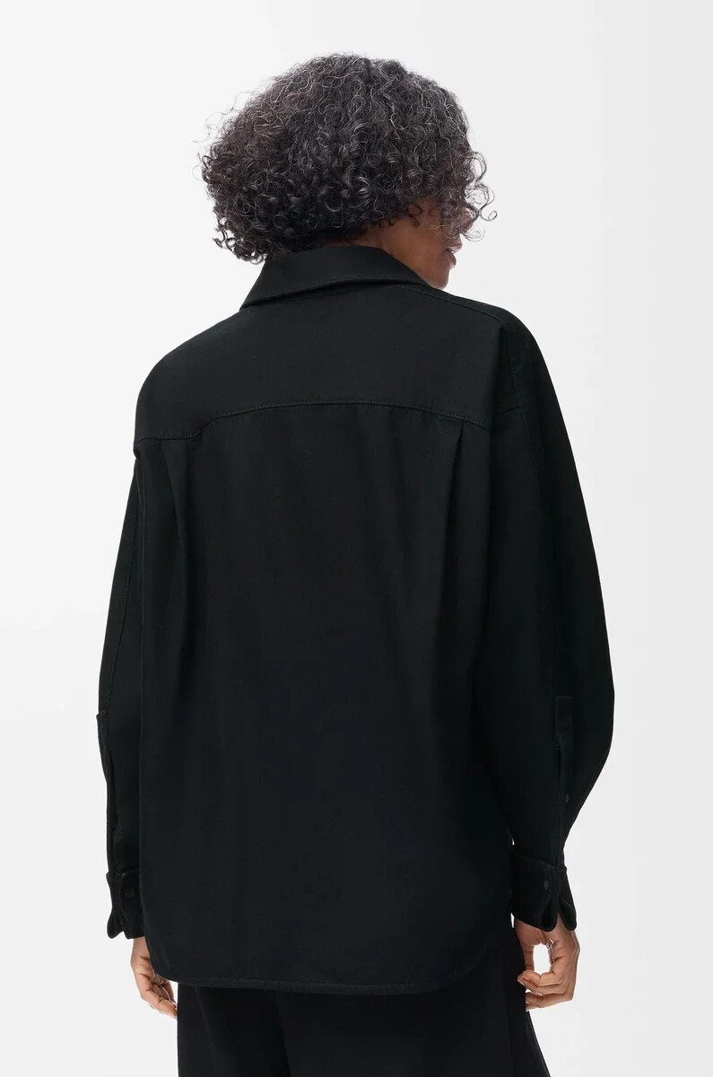 camisa cruzada en denim negro