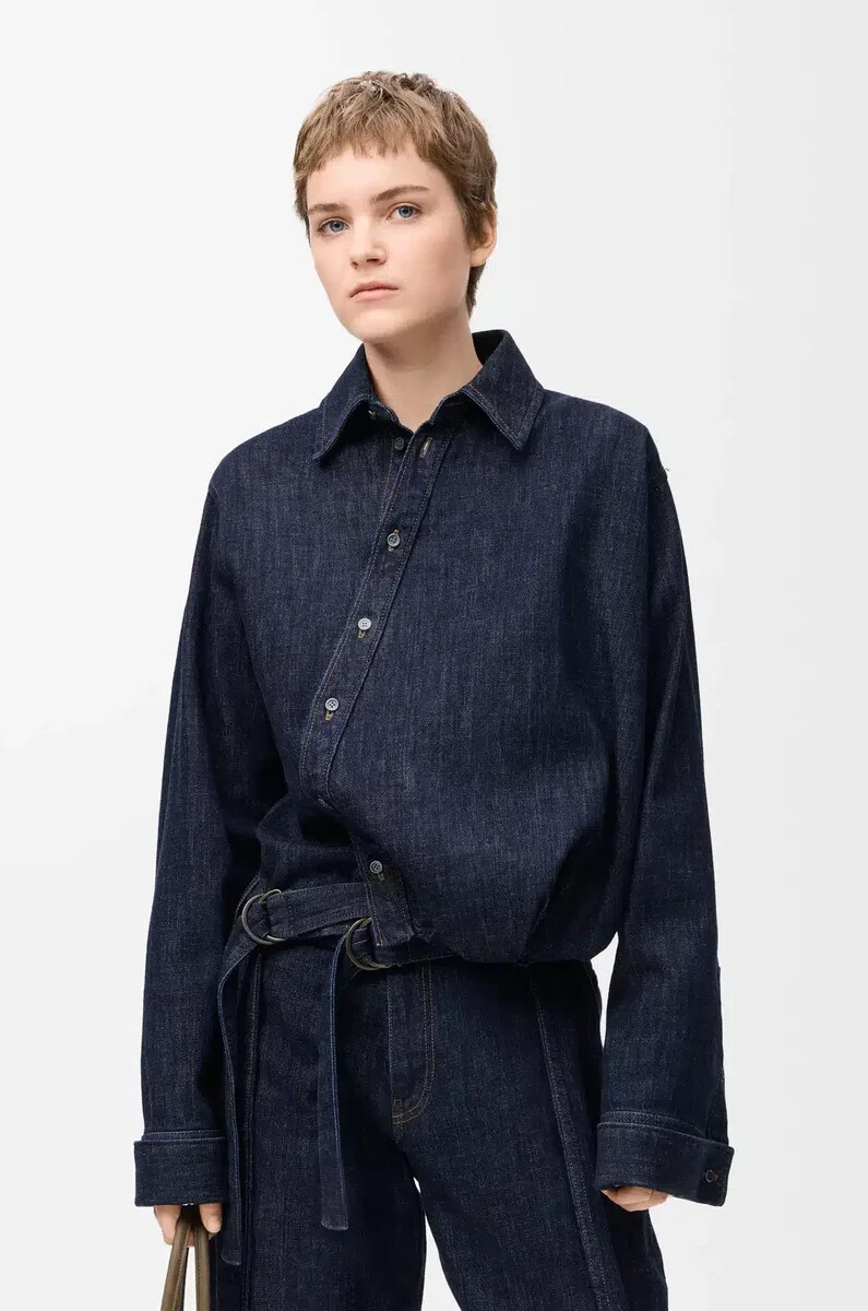 camisa drapeada en denim azul Índigo