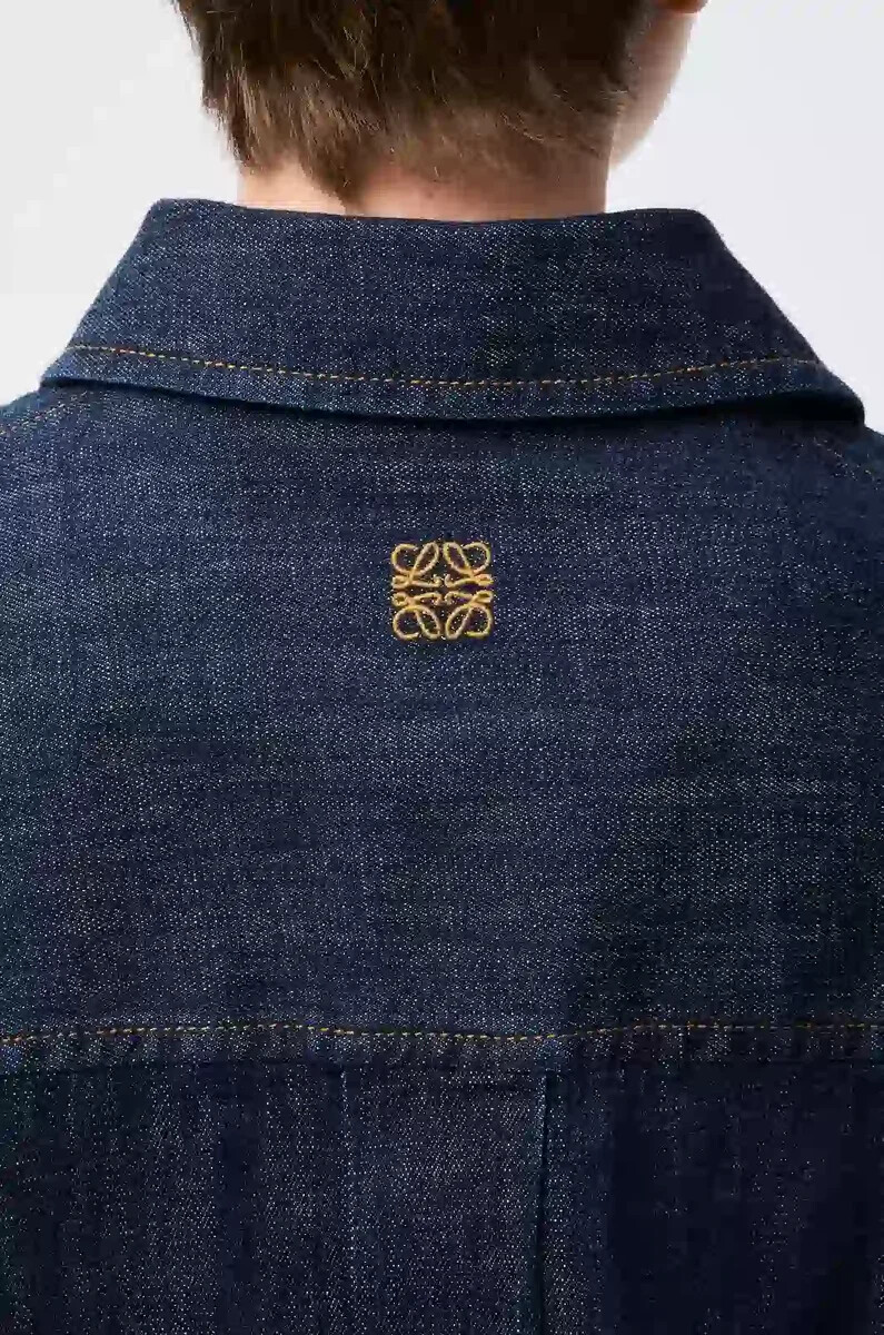 camisa drapeada en denim azul Índigo