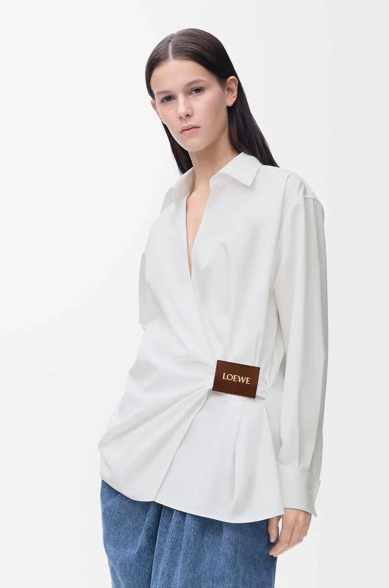 camisa drapeada en algodón blanco