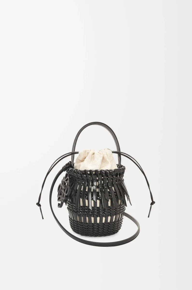 bolso pequeño con flecos en piel de becerro color negro