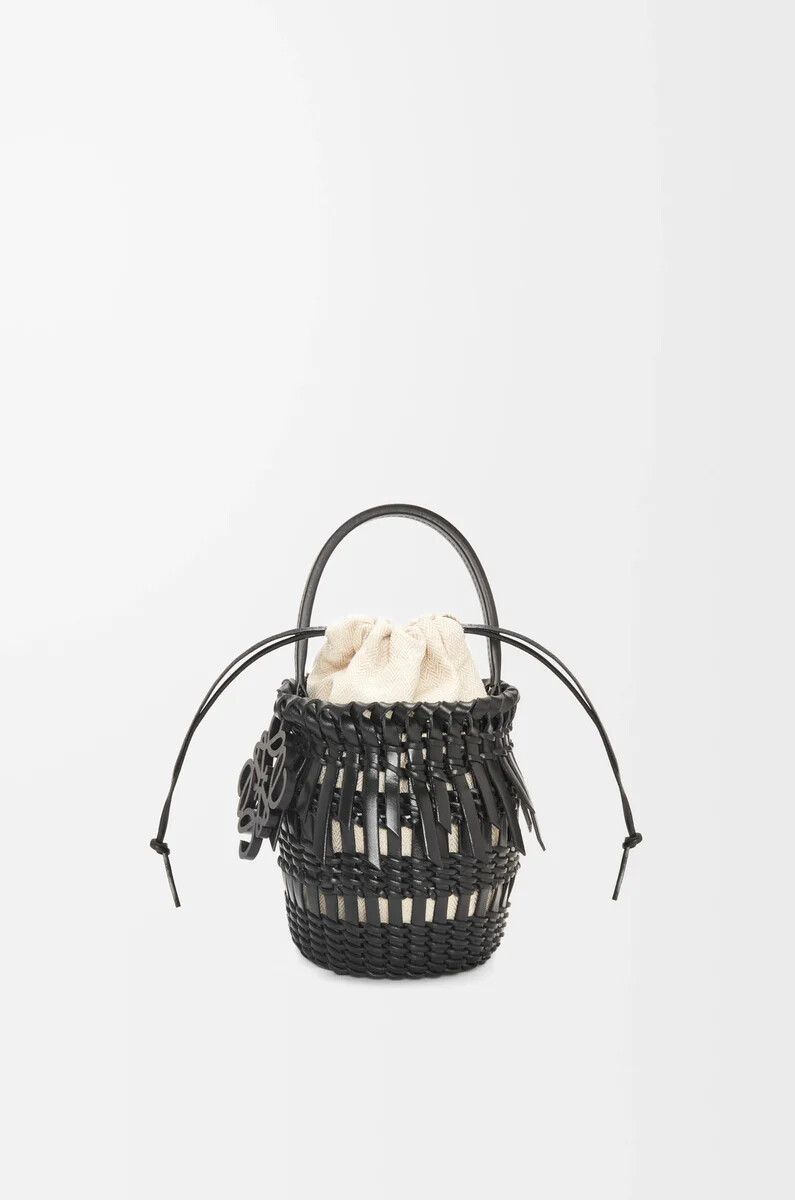 bolso pequeño con flecos en piel de becerro color negro