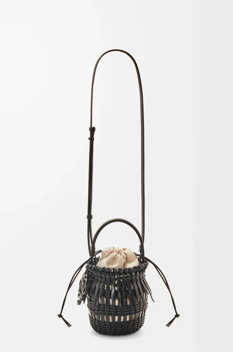 bolso pequeño con flecos en piel de becerro color negro