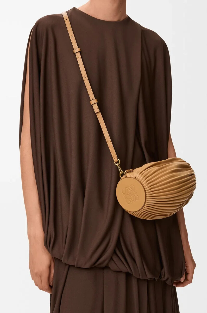 bolsa para pulsera en piel de cordero napa plisada warm desert