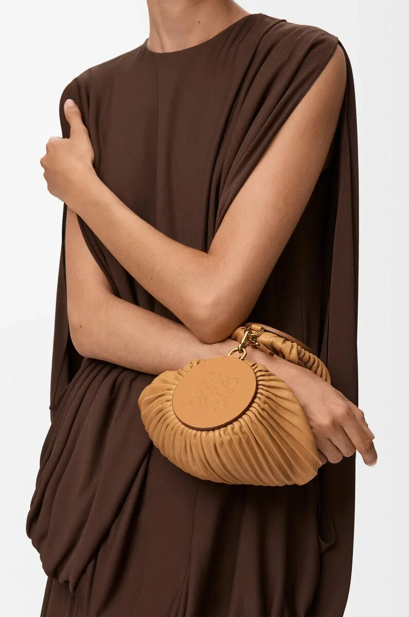 bolsa para pulsera en piel de cordero napa plisada warm desert