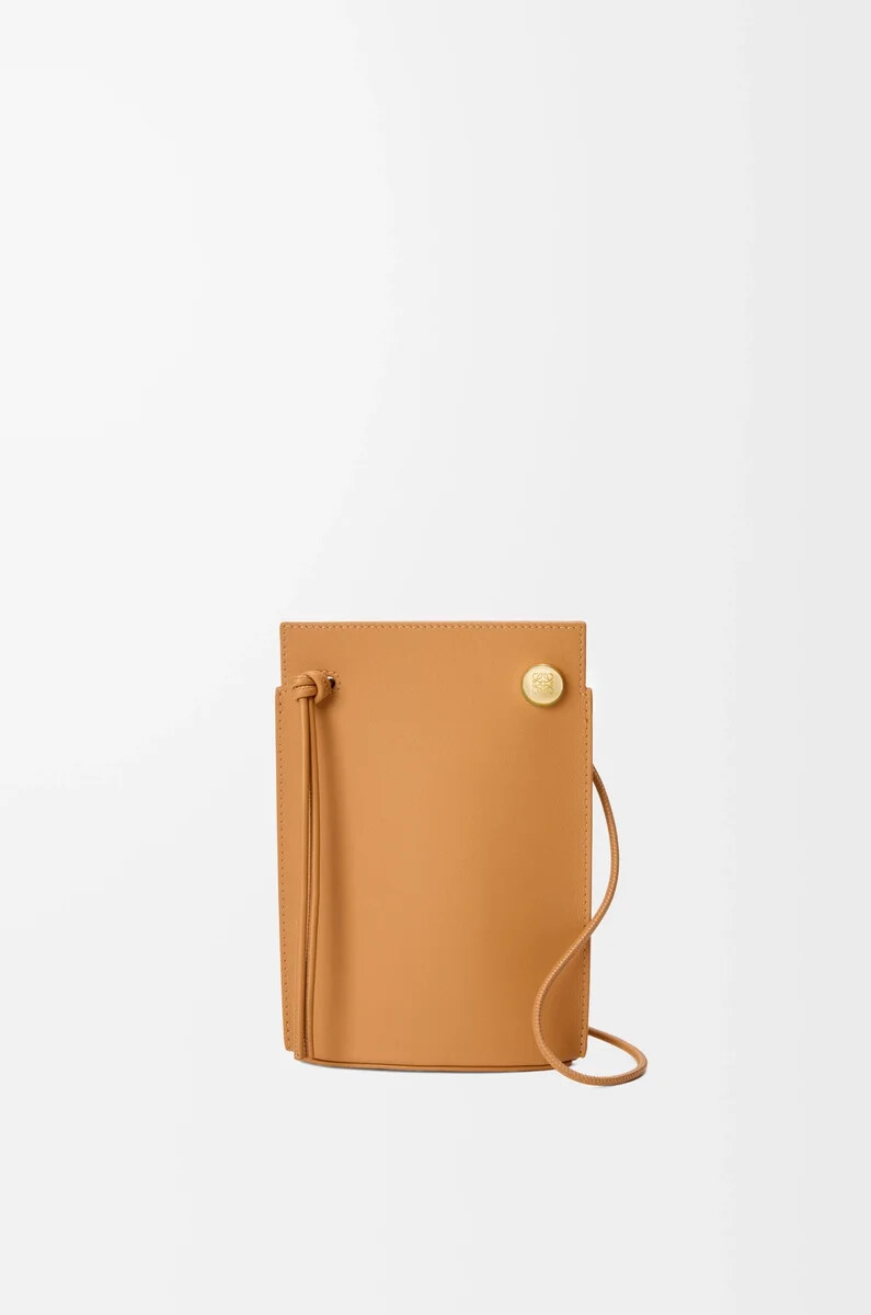 bolsillo para dados pebble en piel de becerro clásica warm desert