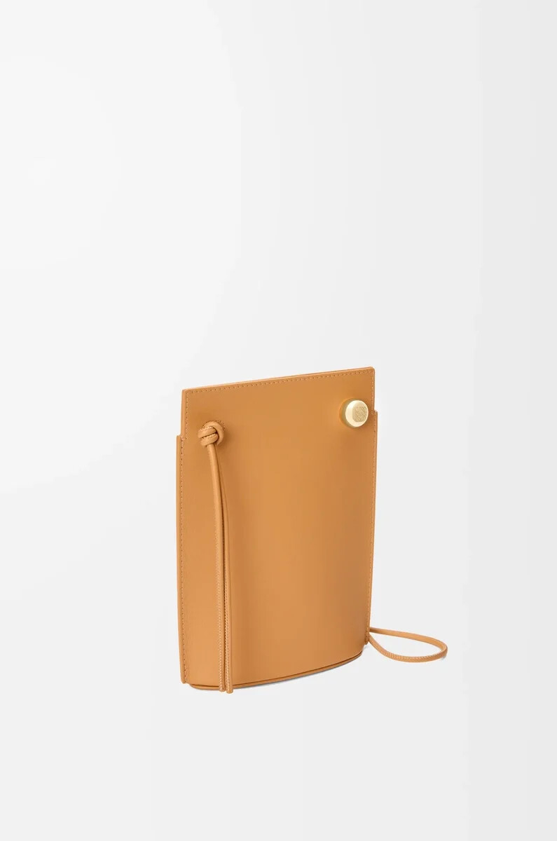 bolsillo para dados pebble en piel de becerro clásica warm desert