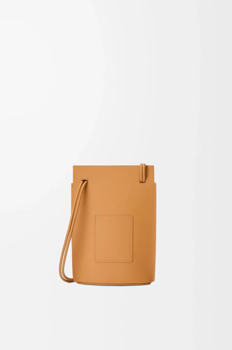 bolsillo para dados pebble en piel de becerro clásica warm desert