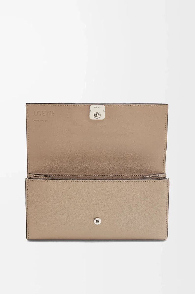 cartera continental con anagrama en piel de becerro granulada color arena