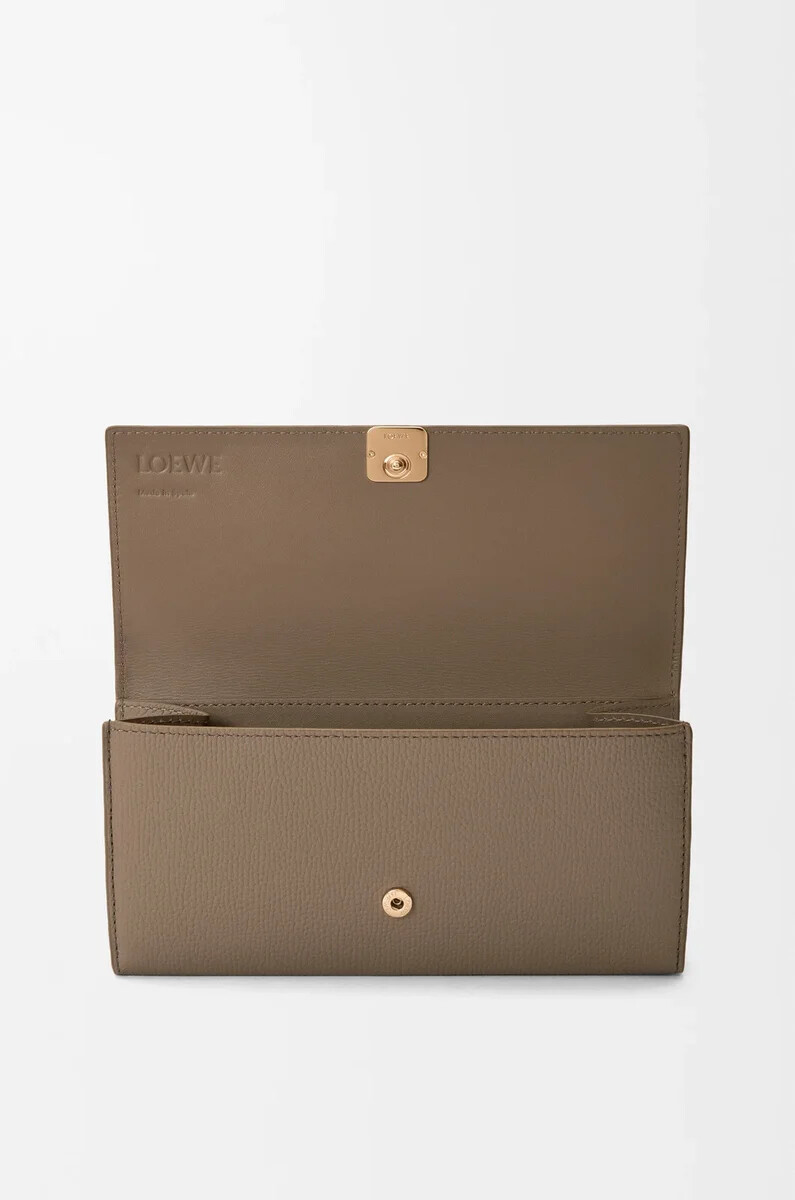 cartera continental con anagrama en piel de becerro granulada color topo