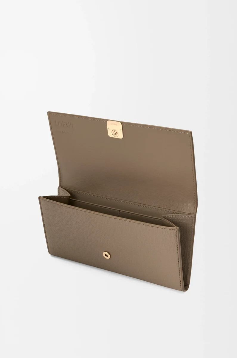 cartera continental con anagrama en piel de becerro granulada color topo