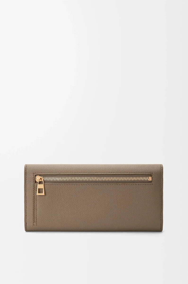 cartera continental con anagrama en piel de becerro granulada color topo