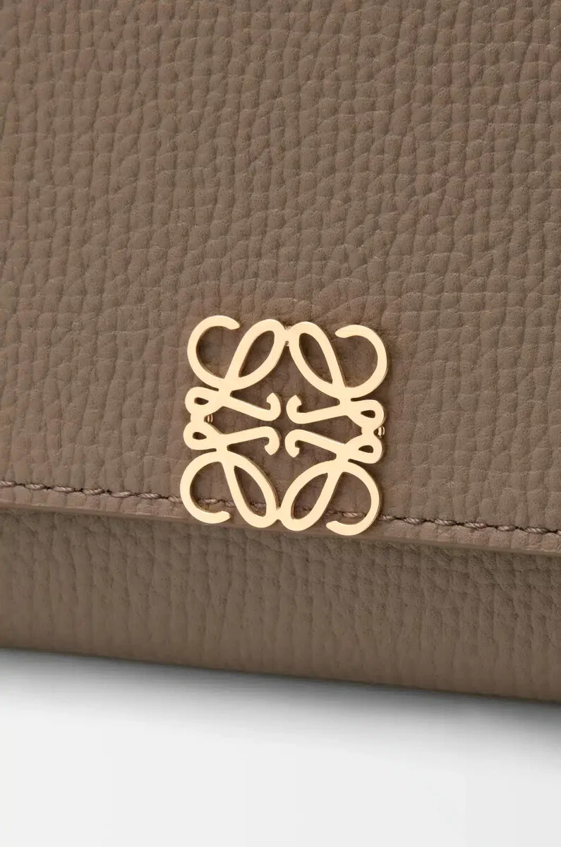cartera continental con anagrama en piel de becerro granulada color topo