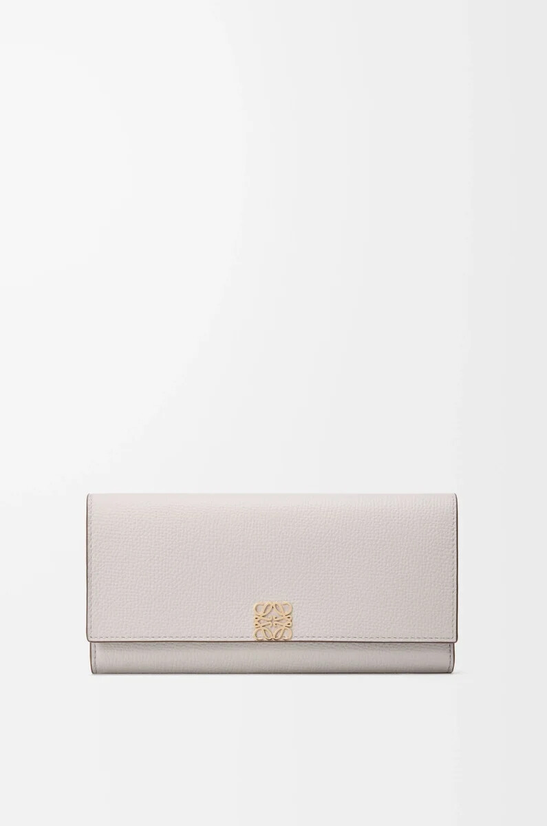 cartera continental con anagrama en piel de becerro granulada color gris fantasma claro