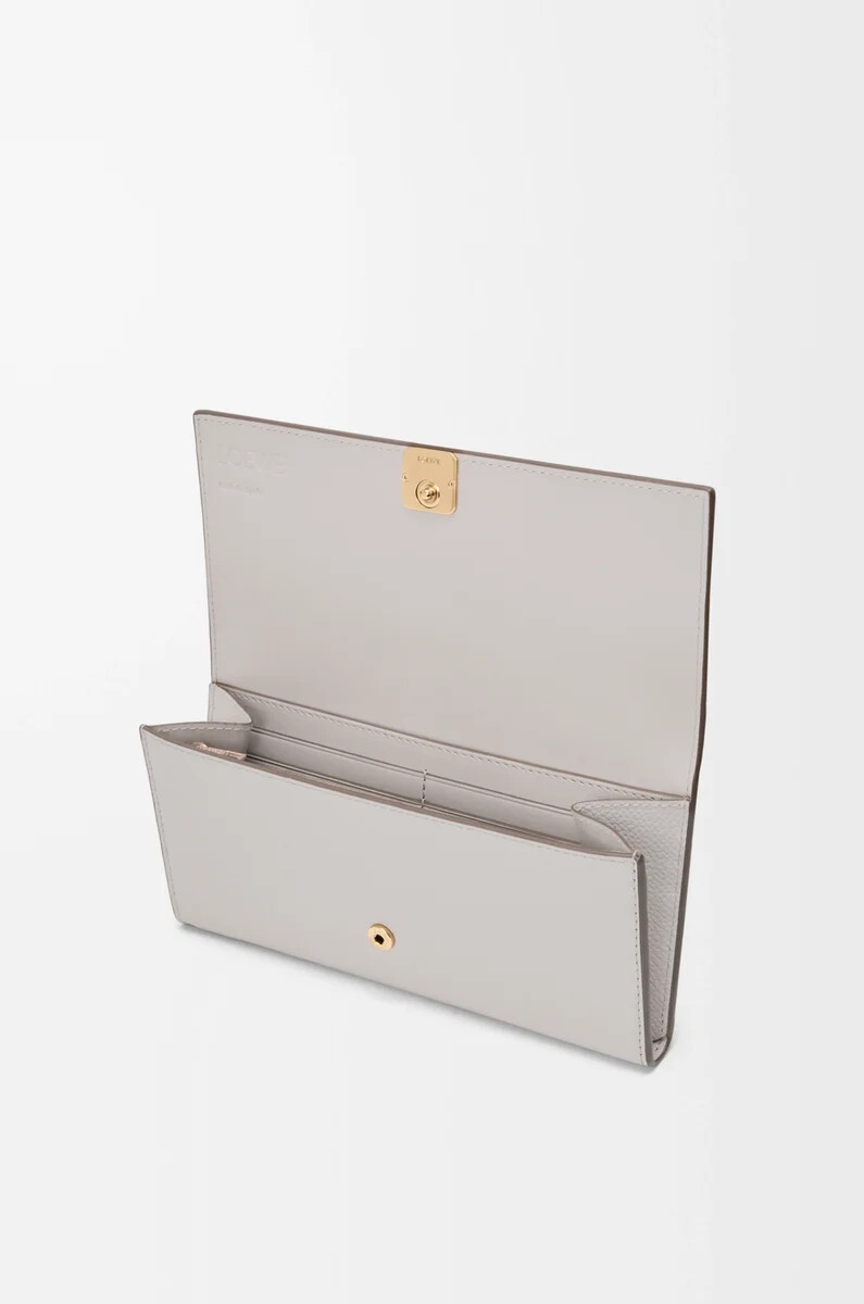cartera continental con anagrama en piel de becerro granulada color gris fantasma claro