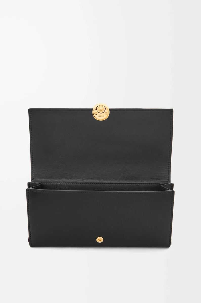 cartera continental pebble en piel de becerro napa brillante negra