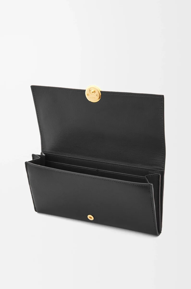 cartera continental pebble en piel de becerro napa brillante negra