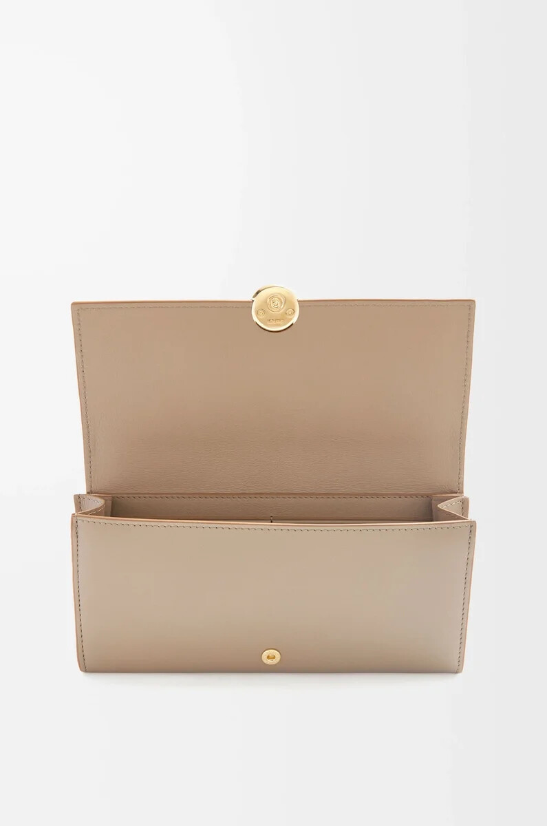 cartera continental pebble en piel de becerro napa brillante arena