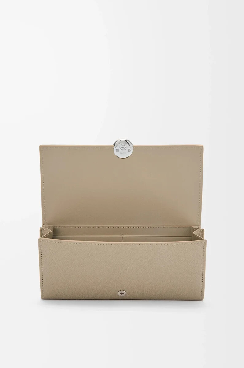 cartera continental pebble en piel de becerro minigrano color arcilla