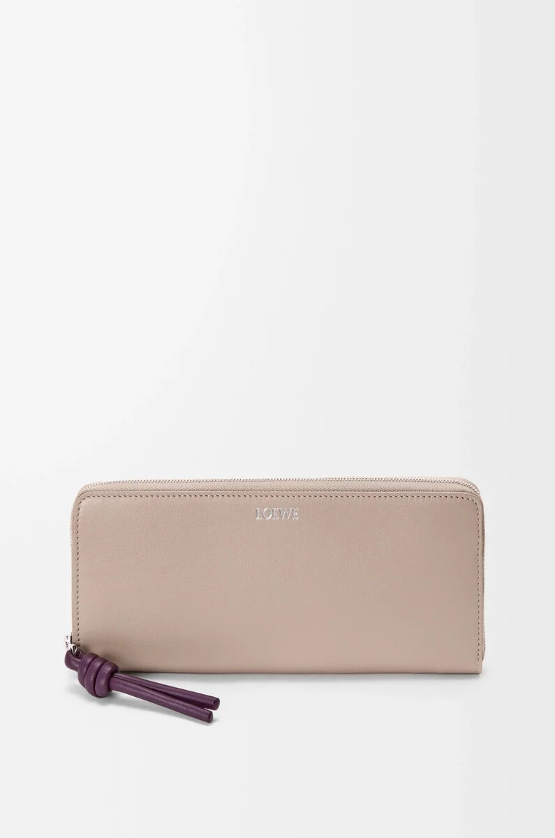 cartera con cremallera y nudo en piel de becerro napa brillante color arcillaciruela