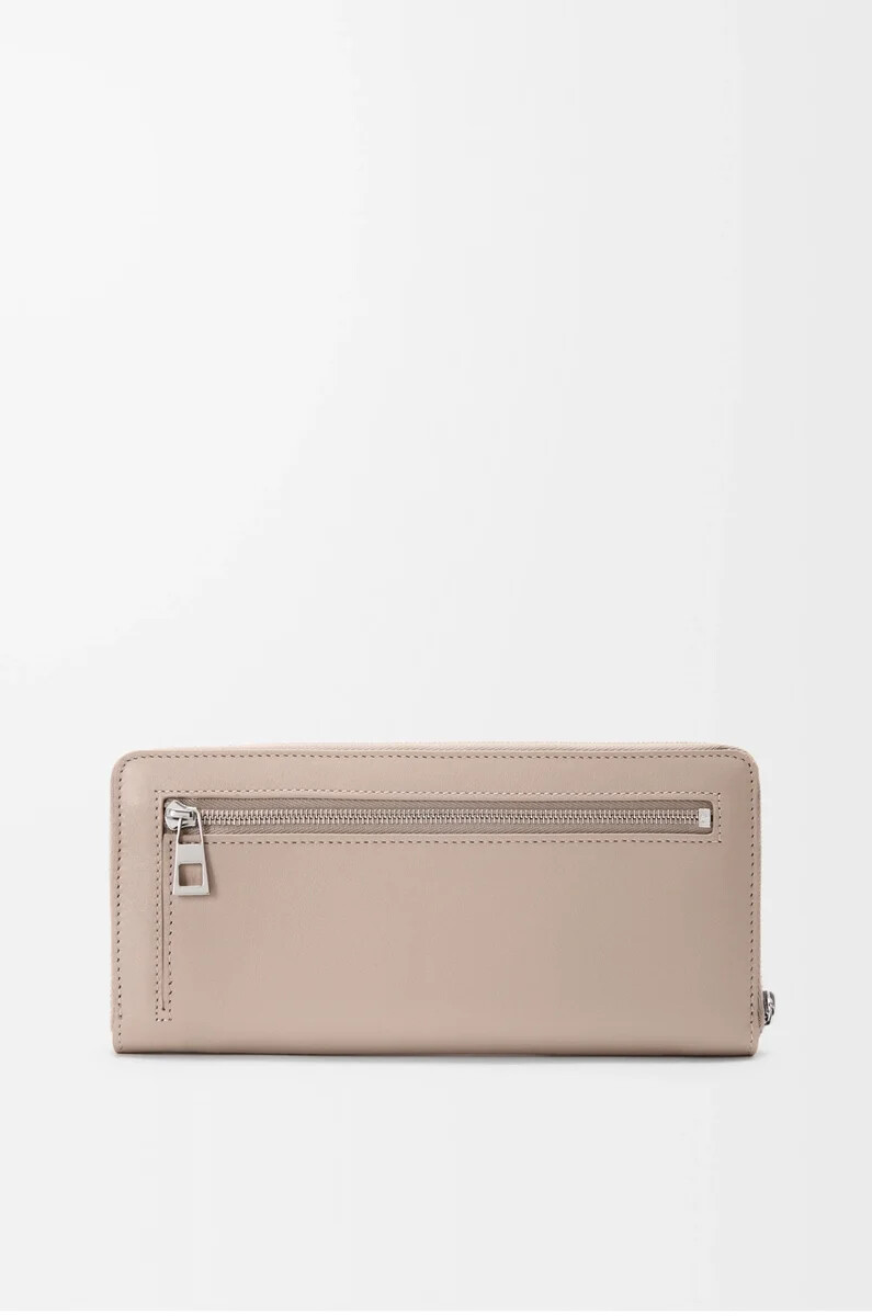 cartera con cremallera y nudo en piel de becerro napa brillante color arcillaciruela