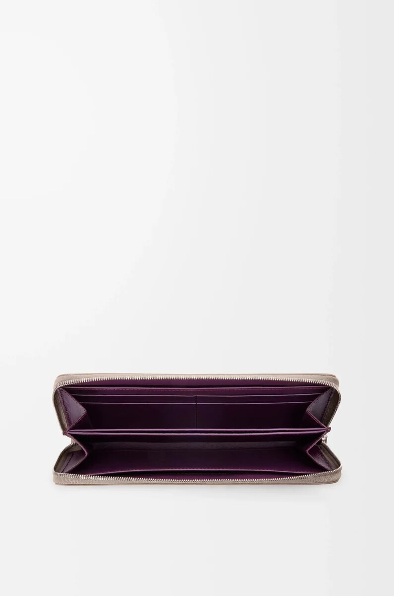 cartera con cremallera y nudo en piel de becerro napa brillante color arcillaciruela