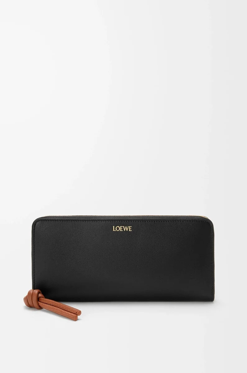 cartera con cremallera y nudo en piel de becerro napa brillante negroardilla