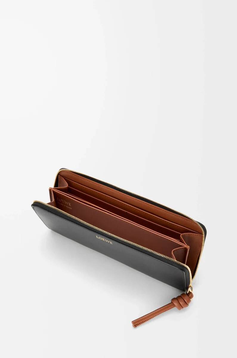cartera con cremallera y nudo en piel de becerro napa brillante negroardilla
