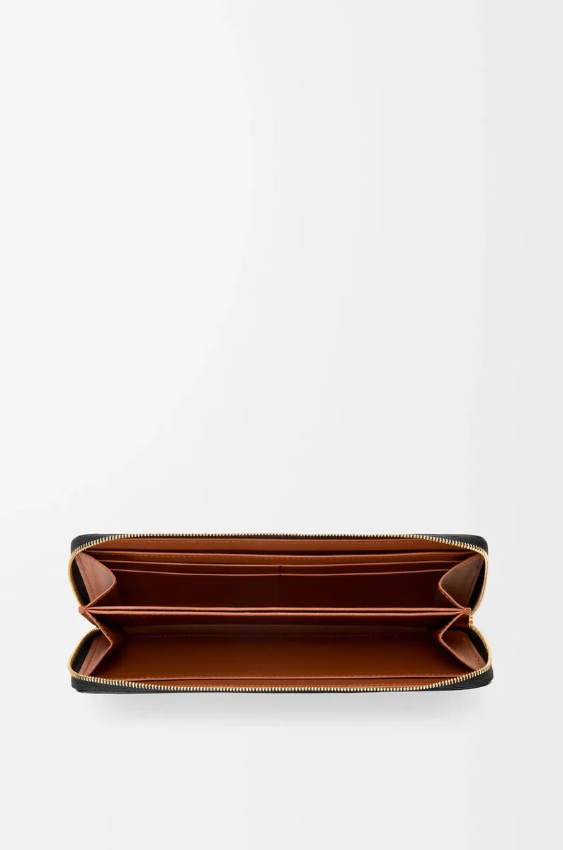 cartera con cremallera y nudo en piel de becerro napa brillante negroardilla