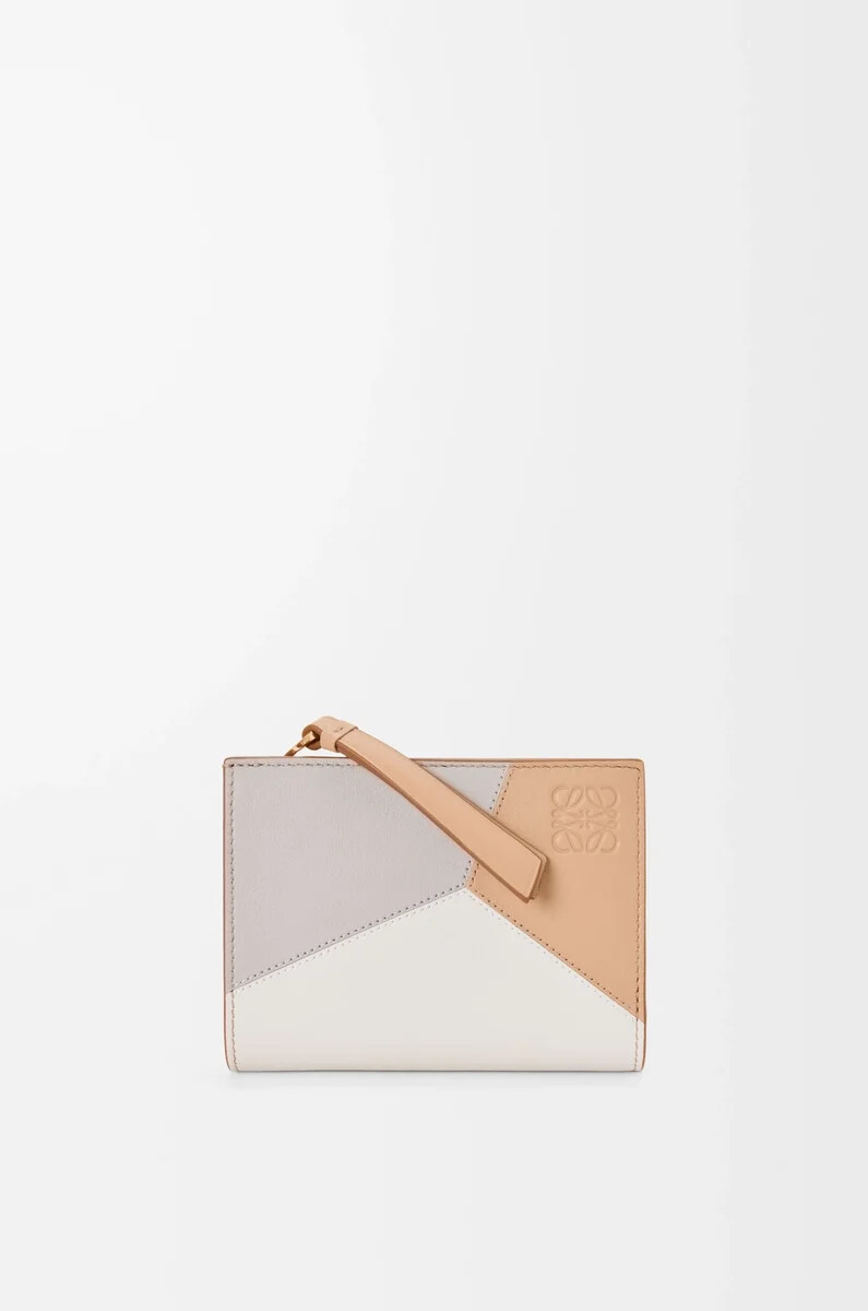cartera compacta puzzle en piel de becerro clásica color fantasmabeige sedoso