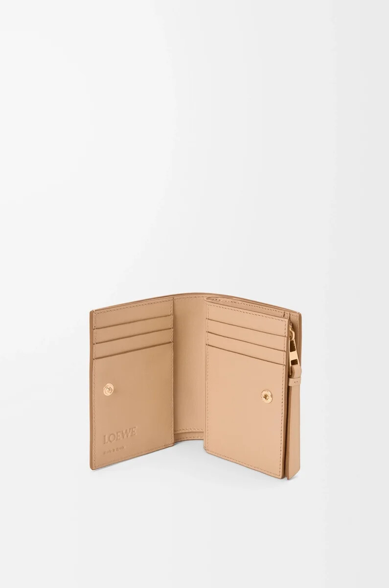 cartera compacta puzzle en piel de becerro clásica color fantasmabeige sedoso
