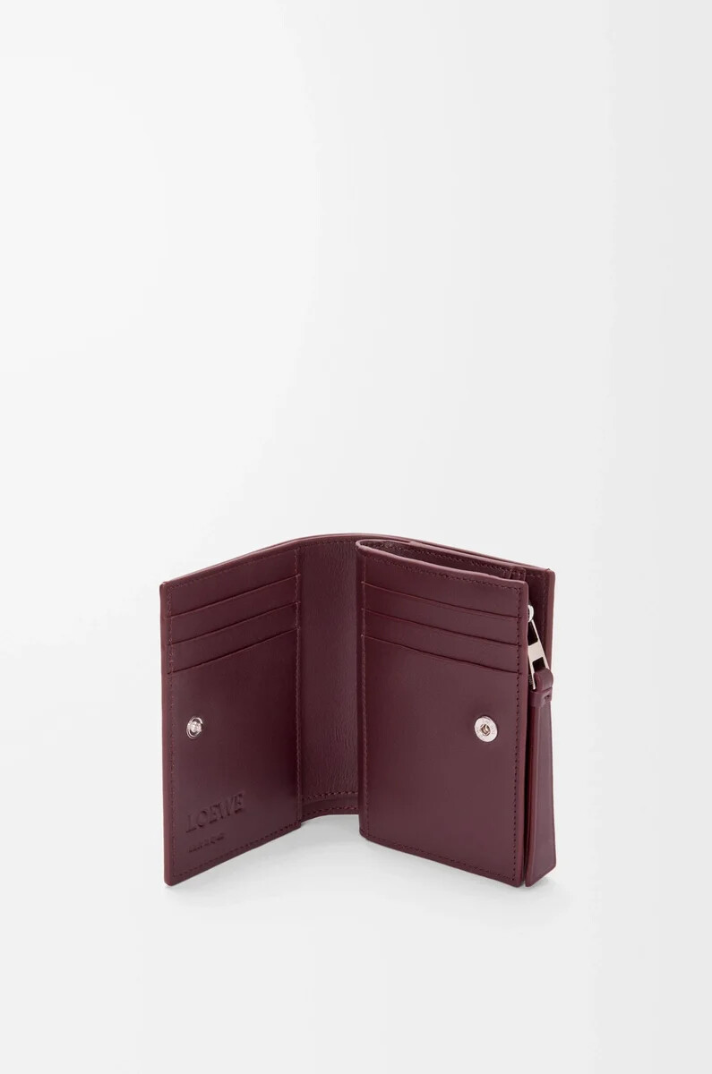 cartera compacta puzzle en piel de becerro clásica color frozenburdeos oscuro
