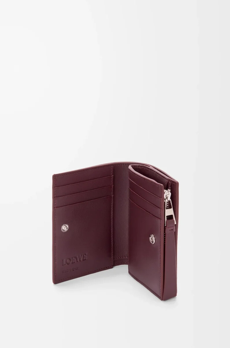 cartera compacta puzzle en piel de becerro clásica color frozenburdeos oscuro