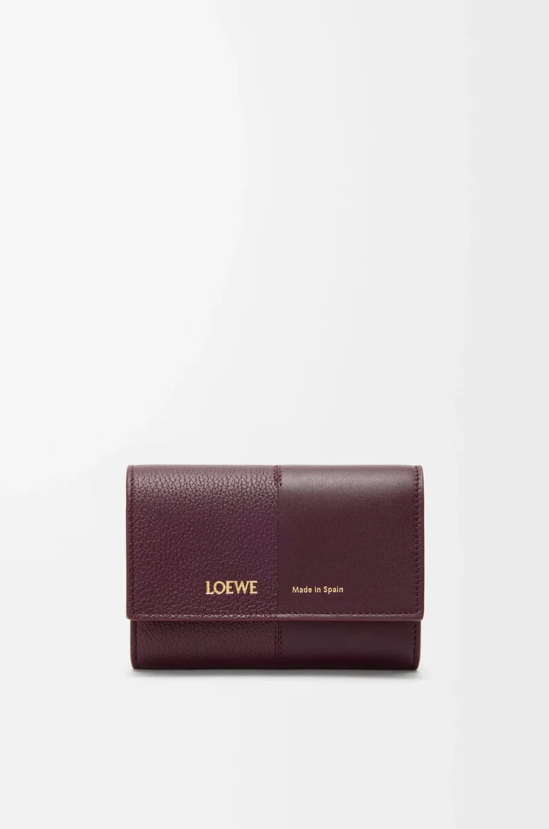 cartera pequeña vertical en piel de becerro lisa y granulada color burdeos oscuro