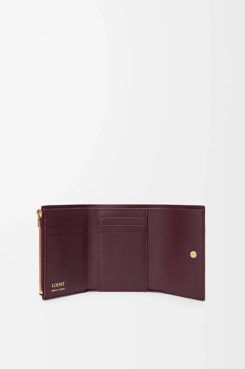 cartera pequeña vertical en piel de becerro lisa y granulada color burdeos oscuro