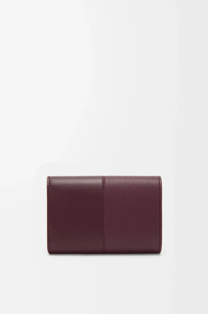 cartera pequeña vertical en piel de becerro lisa y granulada color burdeos oscuro