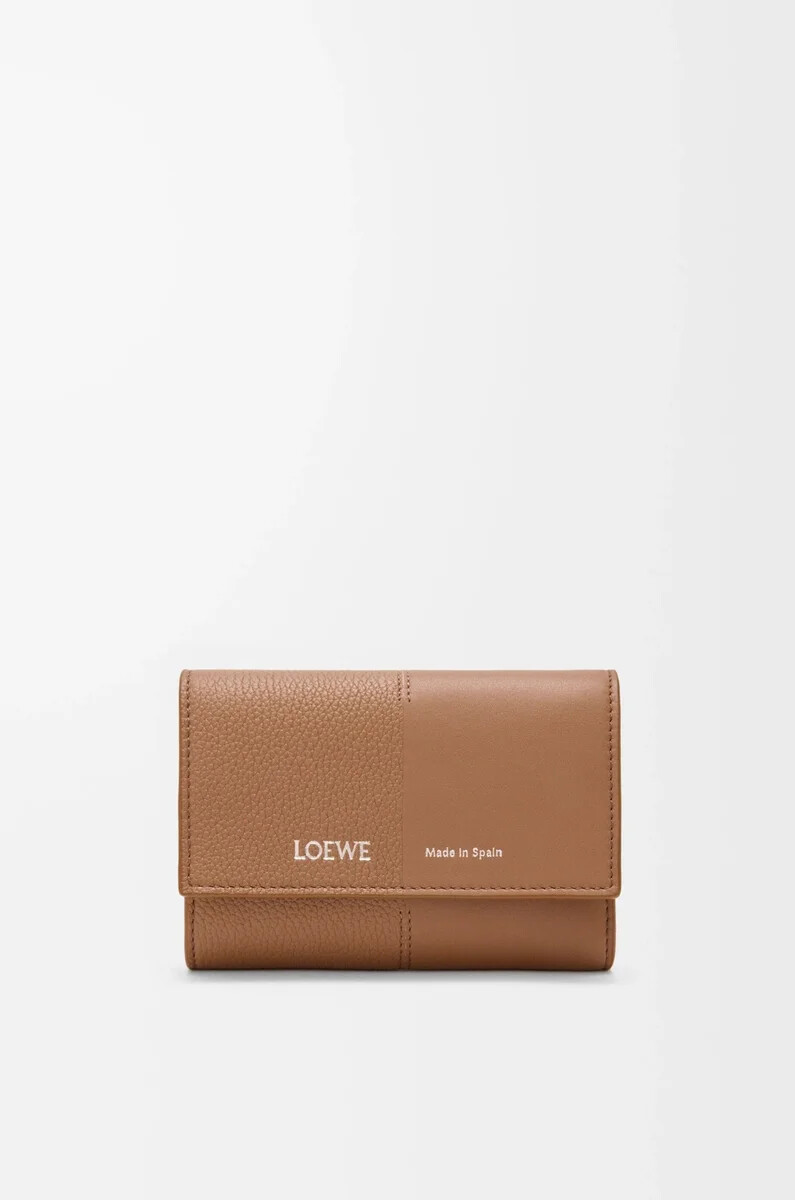 cartera pequeña vertical en piel de becerro lisa y granulada color moca