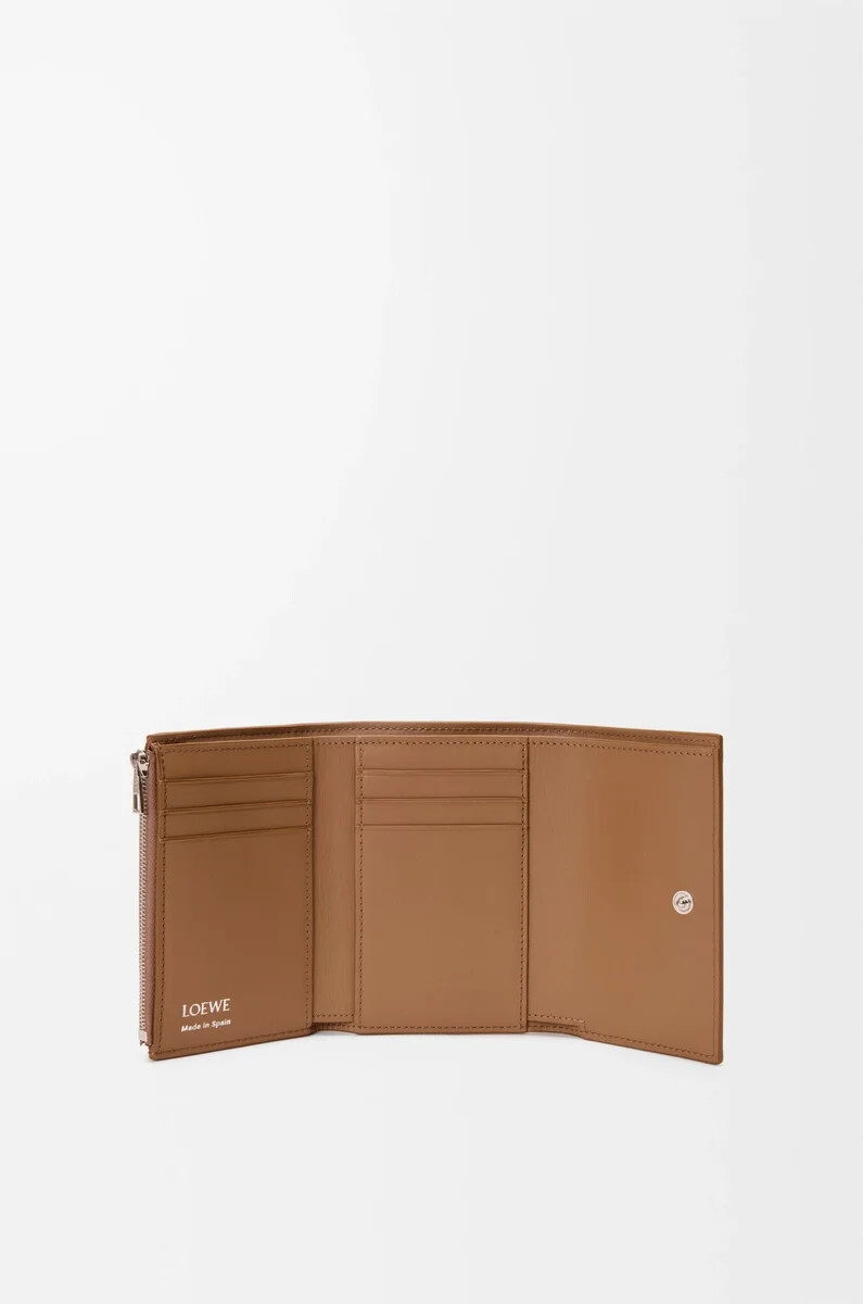 cartera pequeña vertical en piel de becerro lisa y granulada color moca