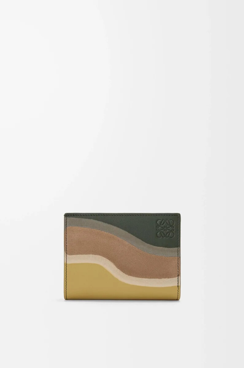 cartera compacta landscape en piel de becerro napa verde botellaocre