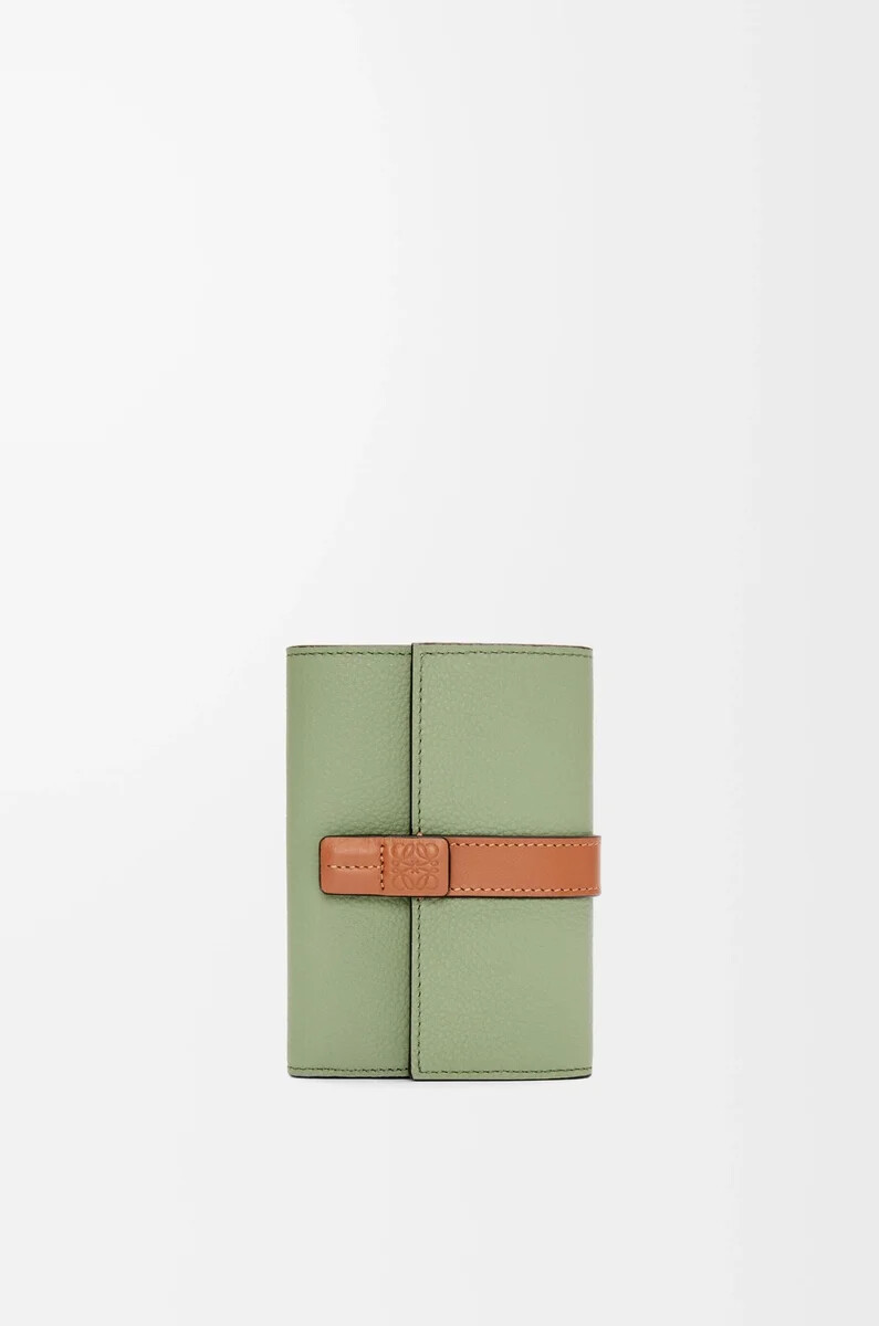 cartera vertical pequeña en piel de becerro granulada suave color romerobronceado