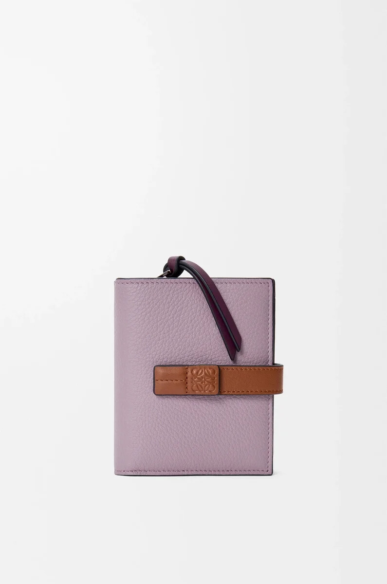 cartera compacta con cremallera en piel de becerro granulada suave color malva sucioardilla