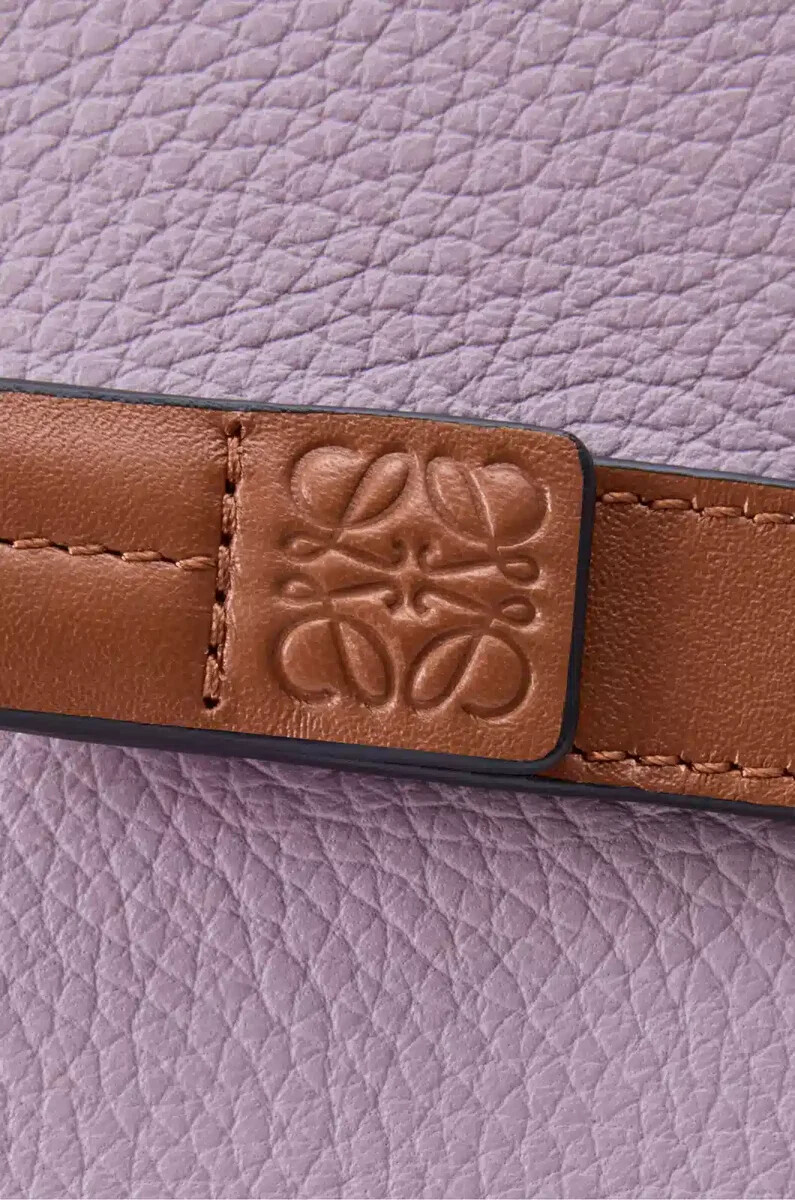 cartera compacta con cremallera en piel de becerro granulada suave color malva sucioardilla