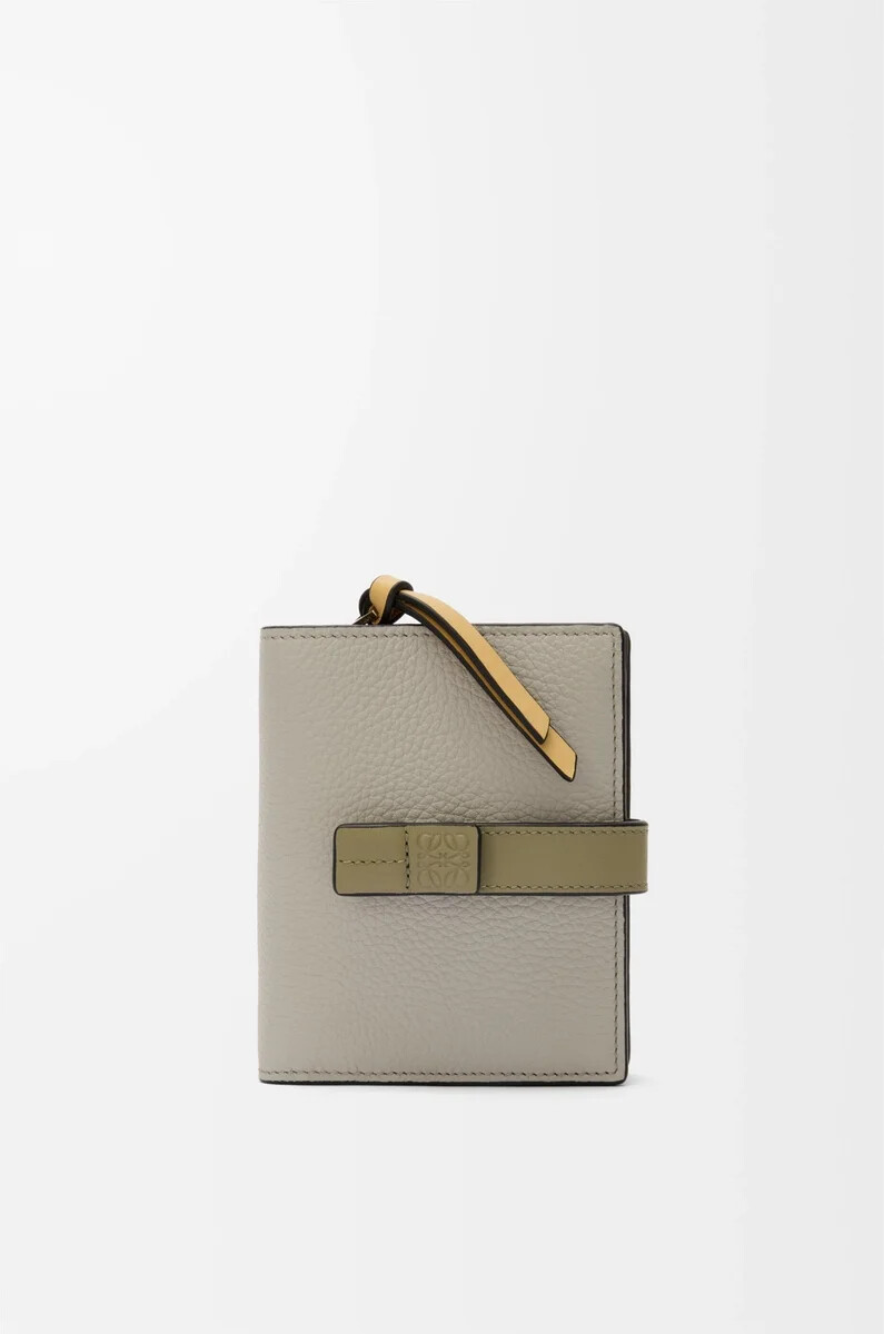 cartera compacta con cremallera en piel de becerro granulada suave color gris conchaeucalipto