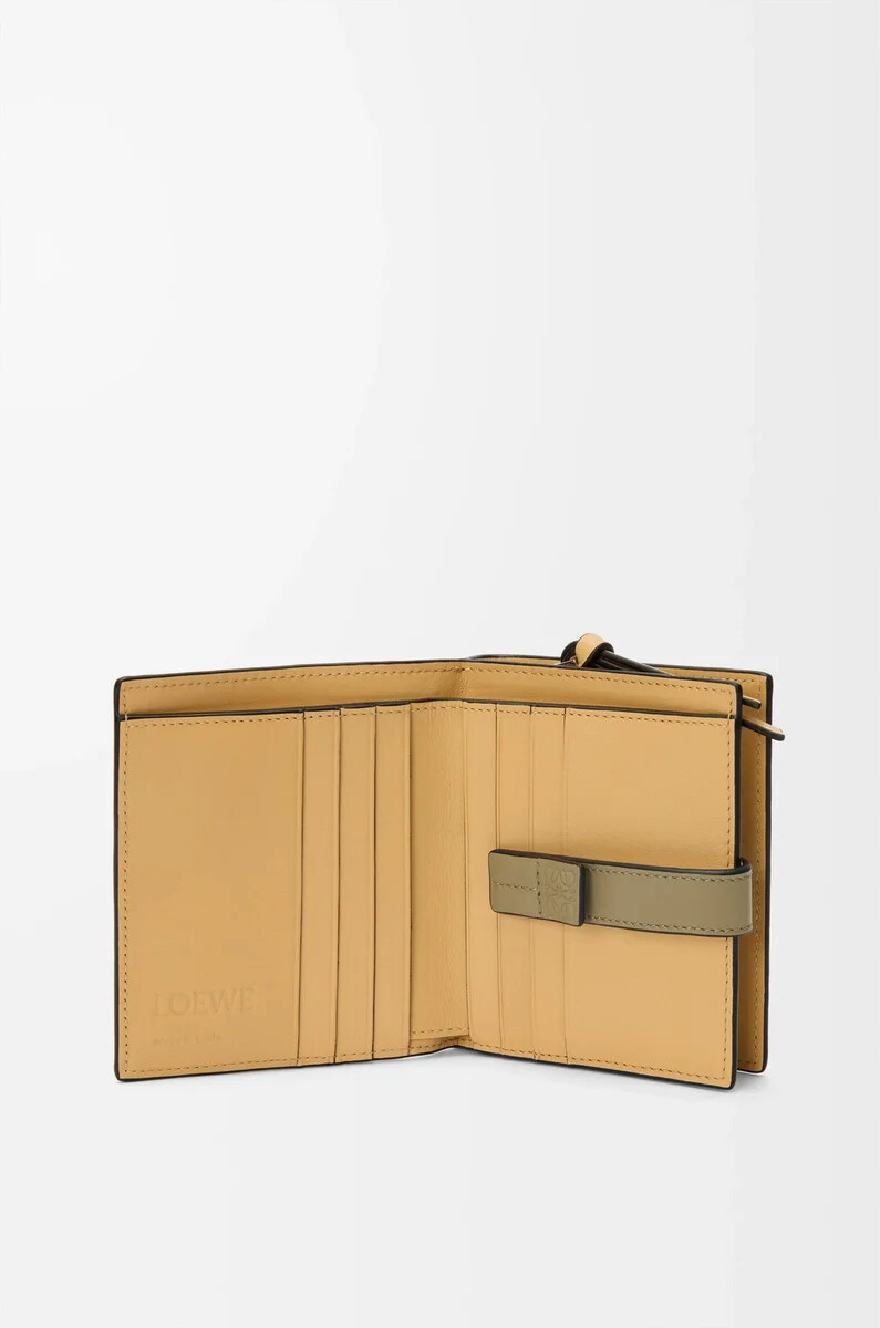 cartera compacta con cremallera en piel de becerro granulada suave color gris conchaeucalipto