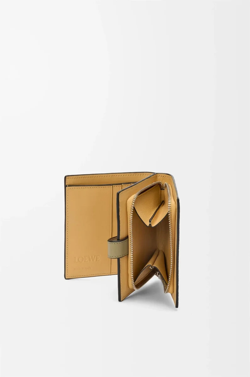 cartera compacta con cremallera en piel de becerro granulada suave color gris conchaeucalipto