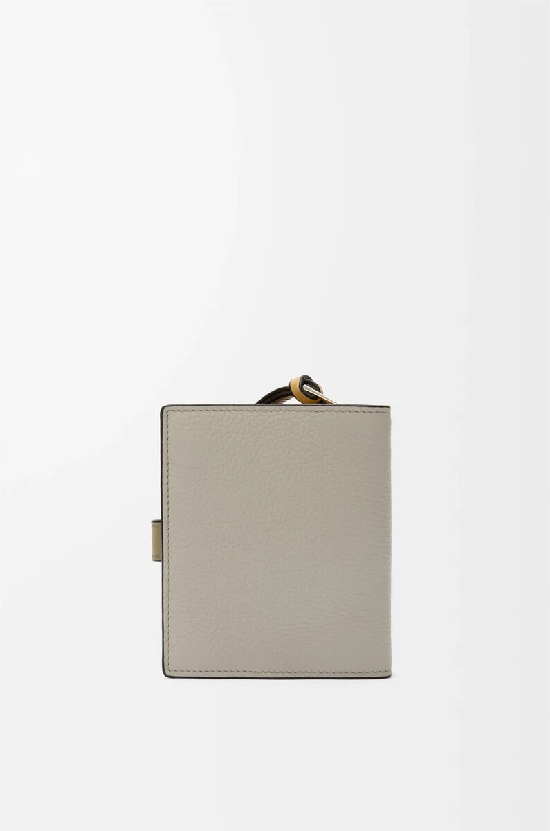 cartera compacta con cremallera en piel de becerro granulada suave color gris conchaeucalipto