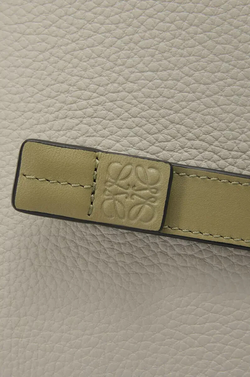 cartera compacta con cremallera en piel de becerro granulada suave color gris conchaeucalipto