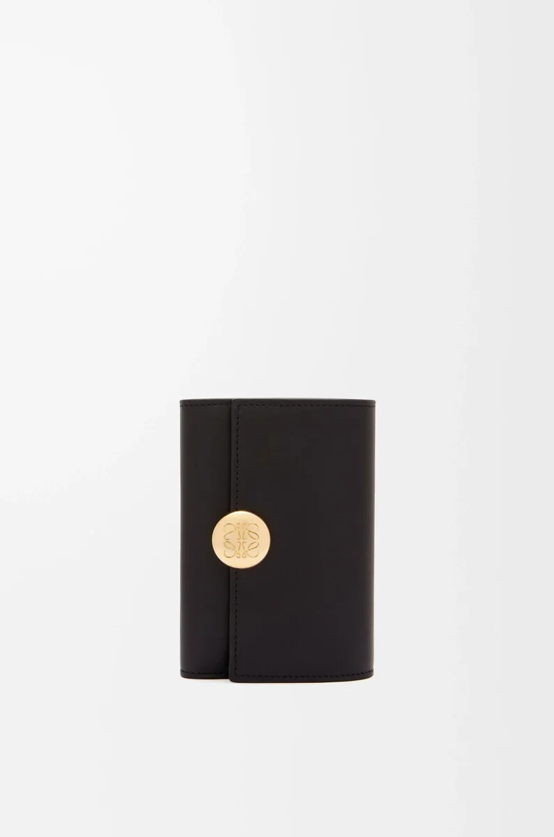 cartera vertical pequeña pebble en piel de becerro napa brillante negra