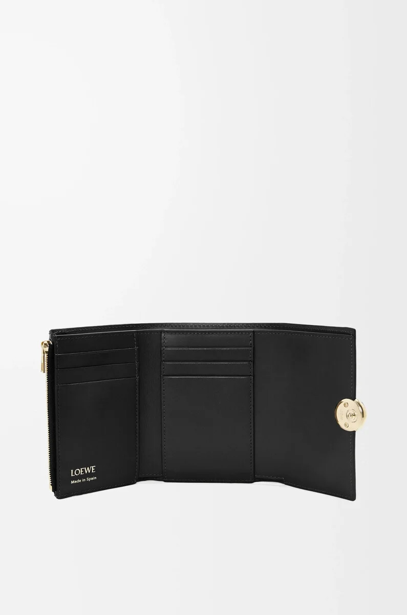 cartera vertical pequeña pebble en piel de becerro napa brillante negra