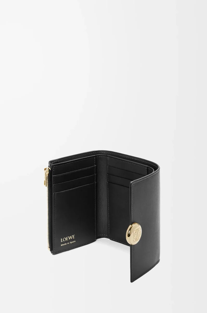cartera vertical pequeña pebble en piel de becerro napa brillante negra